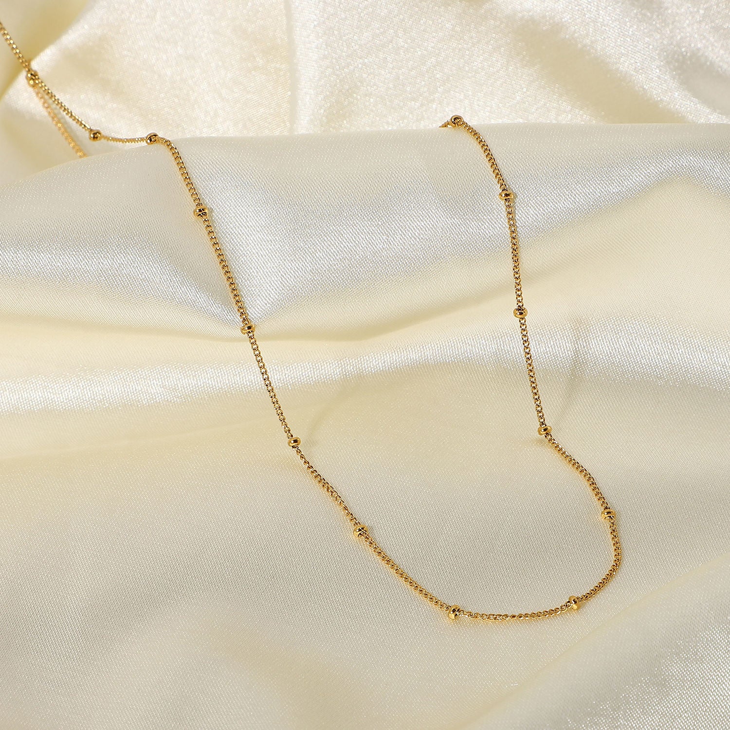 Thin bead choker